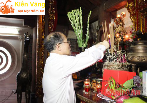 Mơ thấy bàn thờ, bát hương và bạn đang dâng hương là điềm tốt Mơ thấy bàn thờ, bát hương và bạn đang dâng hương là điềm tốt