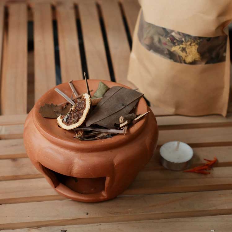 Xông nhà bằng trầm hương, bồ kết, vỏ bưởi hoặc quế Xông nhà bằng trầm hương, bồ kết, vỏ bưởi hoặc quế